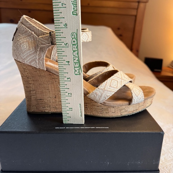 12  W - TOMS Tan Cork Platform Wedge Sandal Women’s Ankle Strap Sandals - Picture 4 of 11